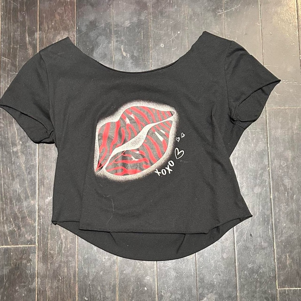Just Be Black and Red Lip Print Women's Tee